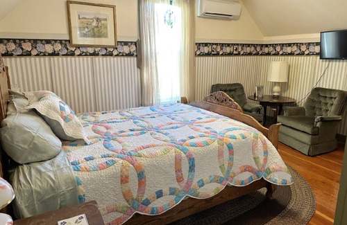 Roseburg Other | Charming 4-bedroom Pearce Historic Farmhouse in Roseburg with AC and WIFI