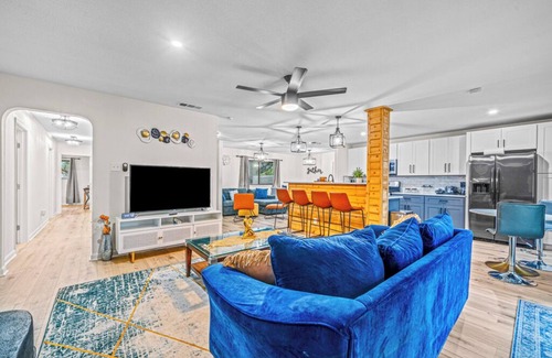 Wetmore House | Charming! 4 beds, 2 bath, Hot tub and fitness rooms, Sleeps 13