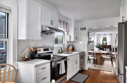 Troy House | Charming 4 Beds 2 Baths bungalow/Central AC/Near Frear Park & RPI/Pets Friendly