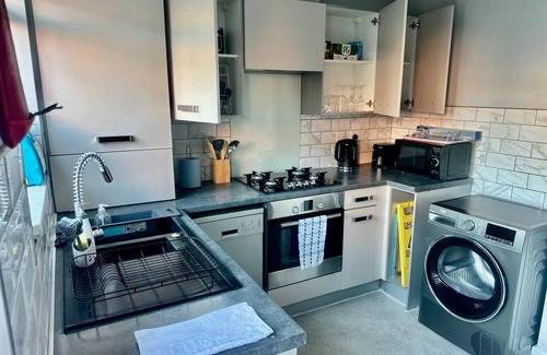 Bilston House | Charming 4-BR Home: Garden, Park, and Peaceful, Secure Living Await!