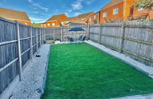 Bilston House | Charming 4-BR Home: Garden, Park, and Peaceful, Secure Living Await!