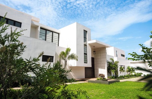 Discovery Bay Villa | Charming 5-bedroom Ocean front villa in Discovery Bay.n