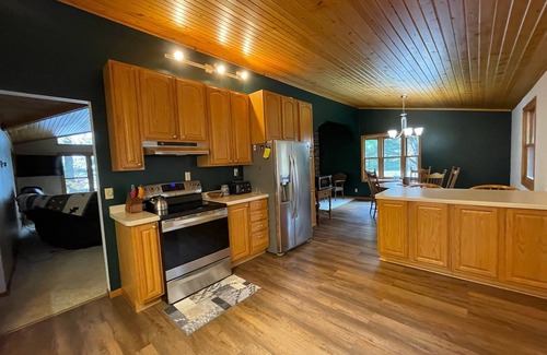 Stone Lake Cabin | Charming 5-bedroom cabin on the sandy shores of Sand Lake