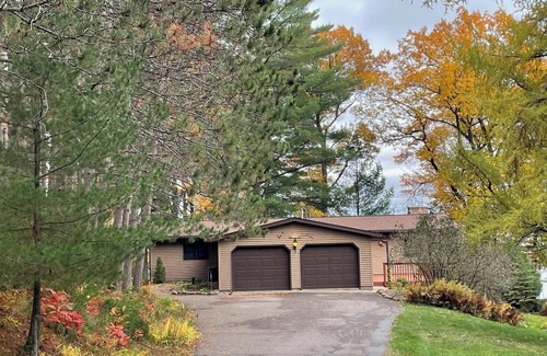 Stone Lake Cabin | Charming 5-bedroom cabin on the sandy shores of Sand Lake