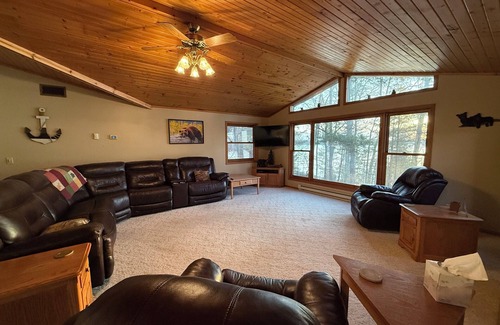 Stone Lake Cabin | Charming 5-bedroom cabin on the sandy shores of Sand Lake