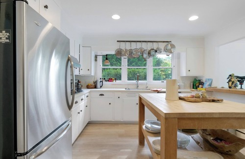 Village of East Hampton House | Charming 5-bedroom home. AC and WiFi,swimming pool. walk to town and beach