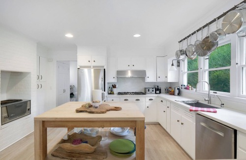 Village of East Hampton House | Charming 5-bedroom home. AC and WiFi,swimming pool. walk to town and beach