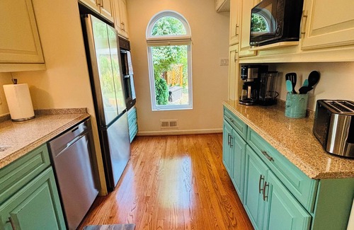 Kensington House | Charming 5 bedrooms house in peaceful Kensington with parking near DC