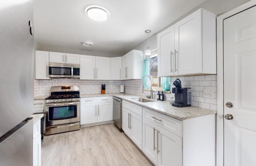 Virginia Village House | Charming 5 King Spacious House