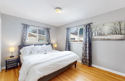 Virginia Village House | Charming 5 King Spacious House