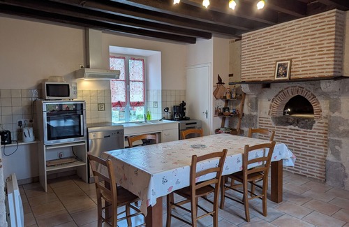 Cravant Cottage | Charming Accessible Cottage with Large Garden near Loire à Vélo Route