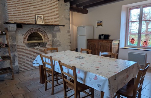 Cravant Cottage | Charming Accessible Cottage with Large Garden near Loire à Vélo Route