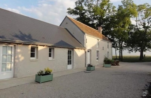 Cravant Cottage | Charming Accessible Cottage with Large Garden near Loire à Vélo Route