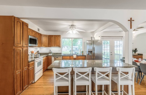 Overland Park House | Charming & Affordable 3-bedroom house with WiFi in tranquil Overland Park