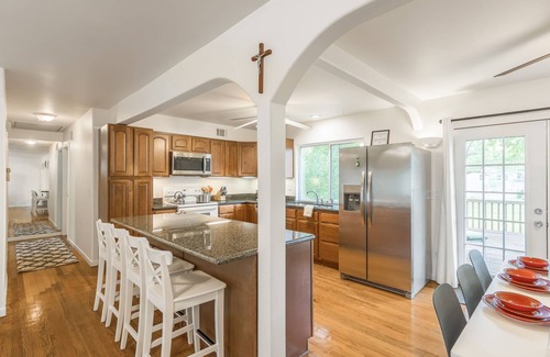 Overland Park House | Charming & Affordable 3-bedroom house with WiFi in tranquil Overland Park