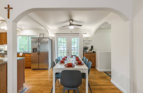 Overland Park House | Charming & Affordable 3-bedroom house with WiFi in tranquil Overland Park