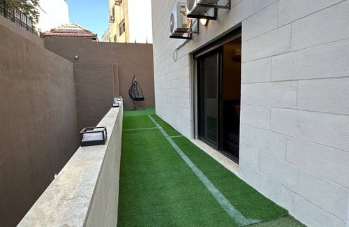 Al Swaifyeh Apartment | Charming Amman Apartment With Garden and Balcon