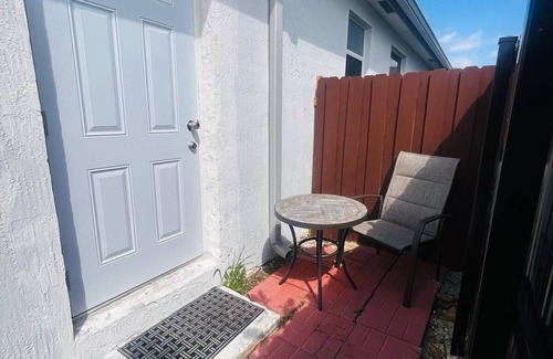 Ludlam Apartment | Charming and private studio.