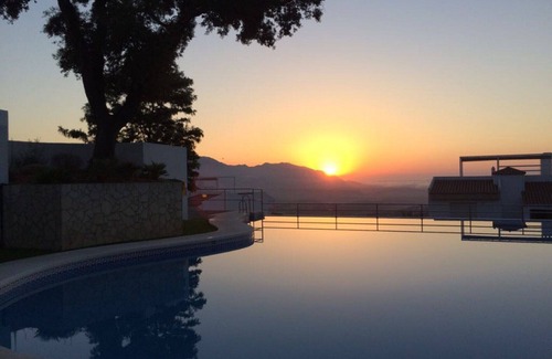 Ojen Apartment | Charming and spacious ground floor apartment + infinity pool with sea views
