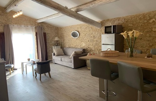Villelaure House | Charming apartment in restored dovecote in 18th century farmhouse with character