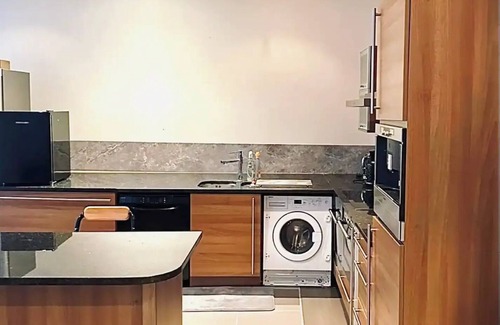 Custom House Apartment | Charming apartment in lovely London with AC