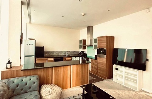 Custom House Apartment | Charming apartment in lovely London with AC