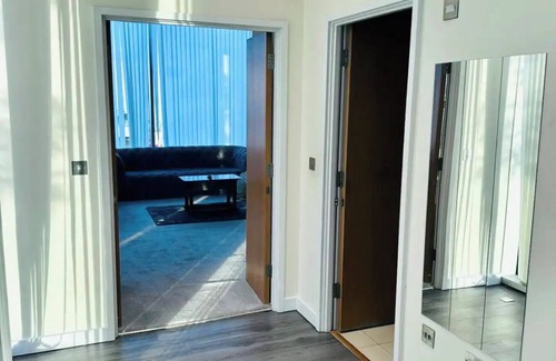 Custom House Apartment | Charming apartment in lovely London with AC