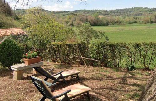 Montescudaio Apartment | Charming apartment for 5 people with garden, BBQ and wifi
