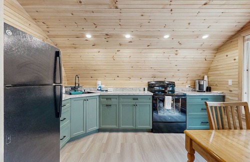 Oakland Apartment | Charming apartment with waterfront access, modern comforts, and lakeside firepit