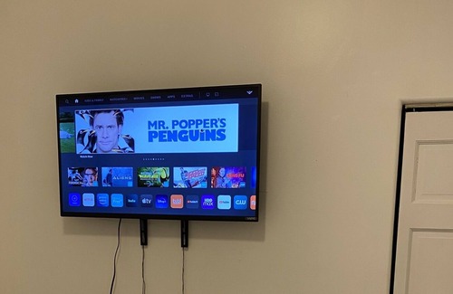 Englewood Apartment | Charming Bedroom In The Windy City