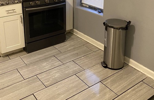 Englewood Apartment | Charming Bedroom In The Windy City