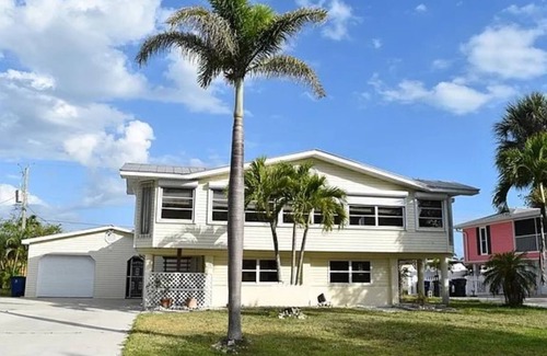Mid Island House | Charming big home in fabulous Ft Myers Beach and a very short walk to the beach.