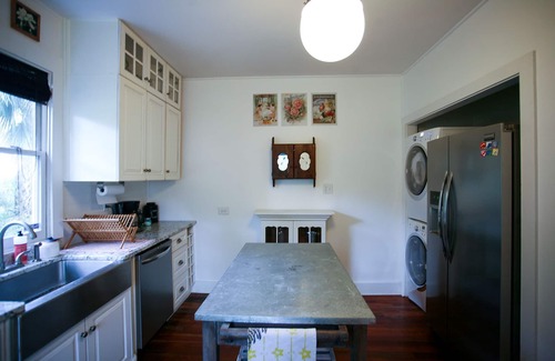 Thunderbolt House | Charming bungalow with wraparound porch in Thunderbolt