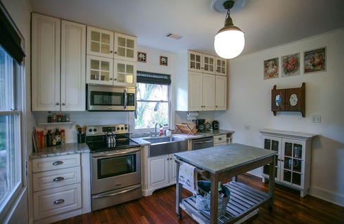 Thunderbolt House | Charming bungalow with wraparound porch in Thunderbolt