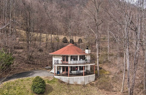 Burnsville Apartment | Charming Burnsville Apt w/Mountain Views & Deck!