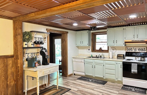 Normalville Cabin | Charming Cabin near 7Springs/Ohiopyle/Fallingwater w/lots of room to spread out