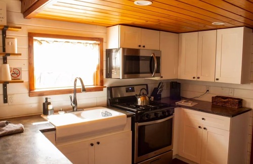 Carthage Cabin | Charming Cabin + Pond View + Hot Tub