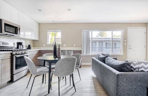 Campbell Apartment | Charming Campbell 1BR w/W/D, Pool, Gym, walk to WF + TJ, by Blueground