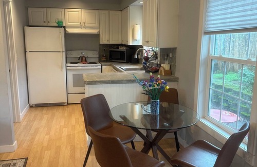 Skidmore Academy Historic District Cottage | Charming carriage house in Ashland near downtown