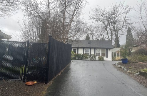 Skidmore Academy Historic District Cottage | Charming carriage house in Ashland near downtown