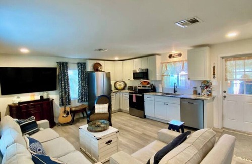 Mount Dora Cottage | Charming Celtic Cottage Retreat – 2 Bed, 1 Bath Haven"