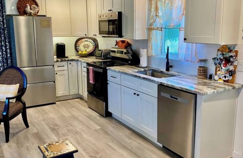 Mount Dora Cottage | Charming Celtic Cottage Retreat – 2 Bed, 1 Bath Haven"