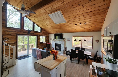 Lackawaxen House | Charming Chalet on Masthope Mountain. Close to all mountain amenites.