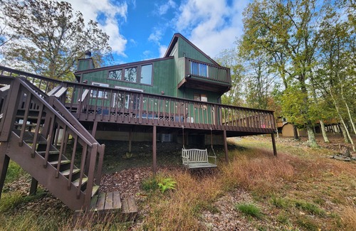 Lackawaxen House | Charming Chalet on Masthope Mountain. Close to all mountain amenites.