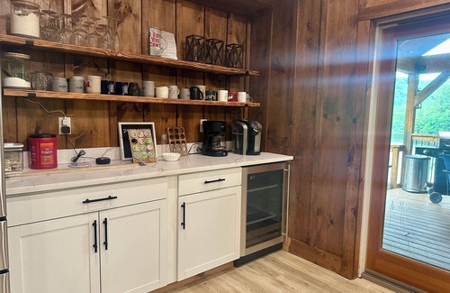 Northville House | Charming Chic Home. Sleeps 15, Pet-friendly!