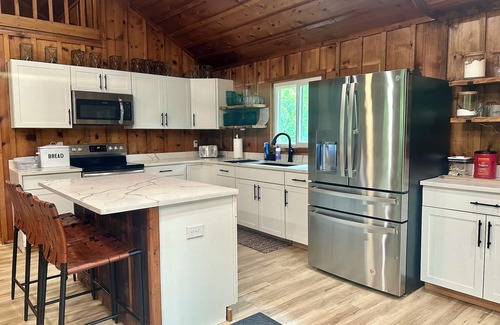 Northville House | Charming Chic Home. Sleeps 15, Pet-friendly!