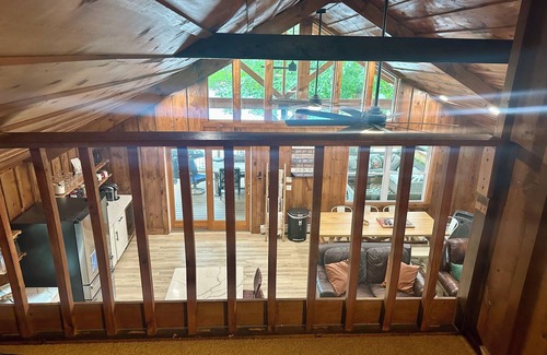 Northville House | Charming Chic Home. Sleeps 15, Pet-friendly!