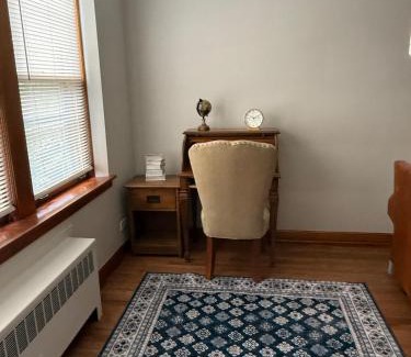 Berwyn Apartment | Charming Chicago Classic & Stylish Berwyn Retreat