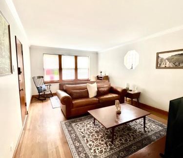 Berwyn Apartment | Charming Chicago Classic & Stylish Berwyn Retreat