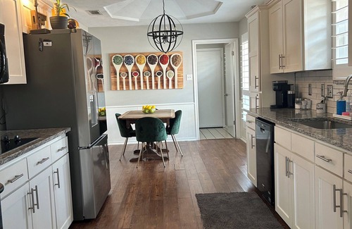 Allen House | Charming Classy & Elegant 2-bedroom home with fitness room! Sleeps 4